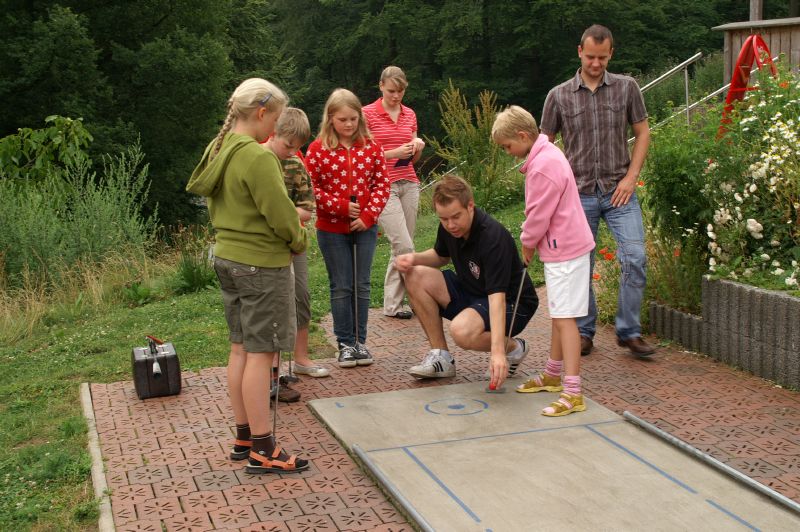 Bild: Ferienspaßaktion der Gemeinde Wallenhorst 2009 – Minigolf-Crashkurs für Kids im Nettetal