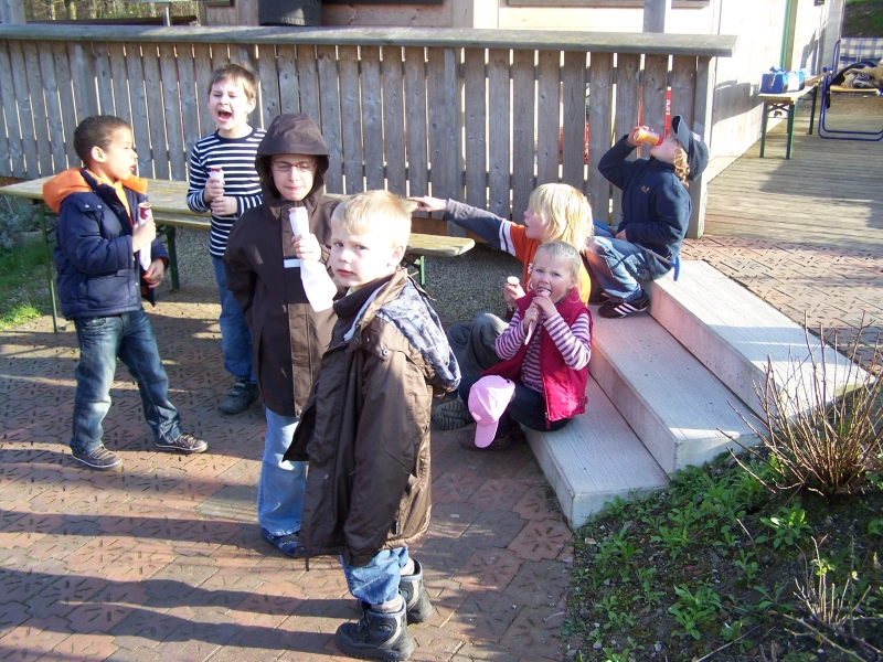 Eis zum Abschluss: Damian, Erik, Lena, Fabian, Jette, Tammo und Moritz